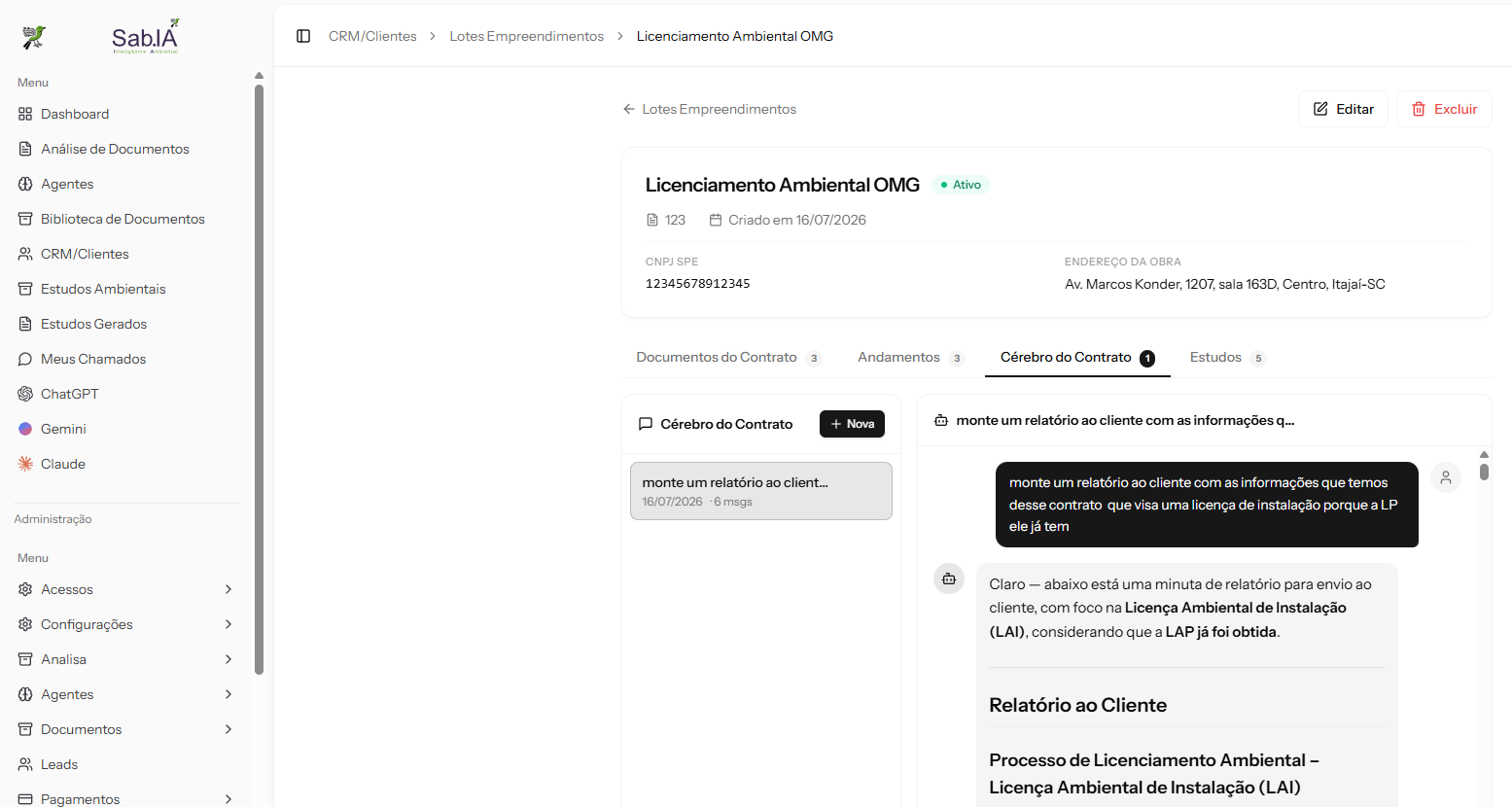 Tela do CRM do SabIA com o Cérebro do Contrato respondendo perguntas sobre licenças, documentos e andamentos do cliente